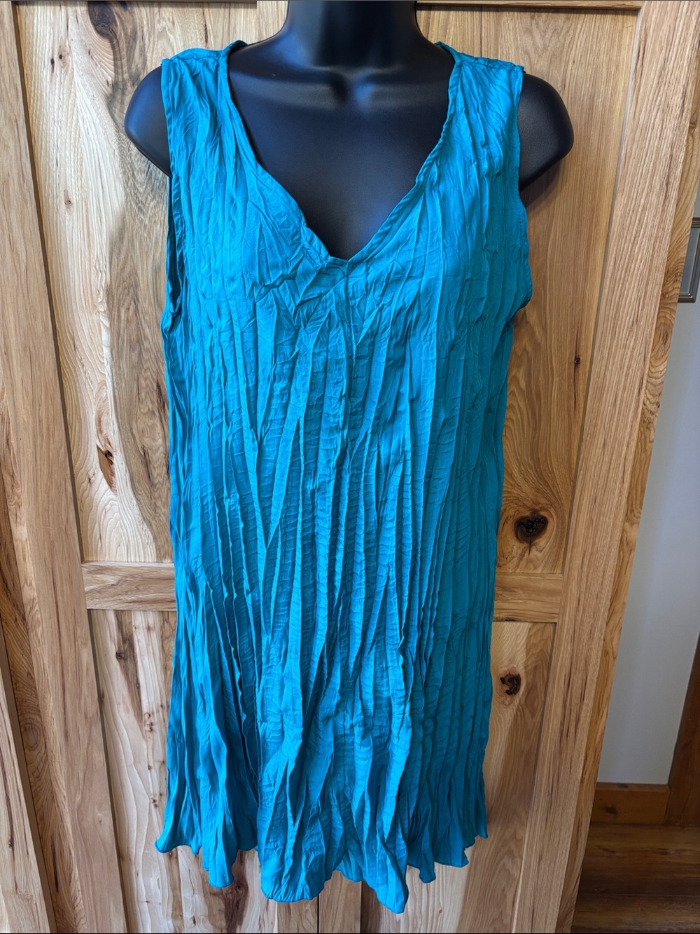 Sleeveless Crinkle V-Neck Tunic in Teal